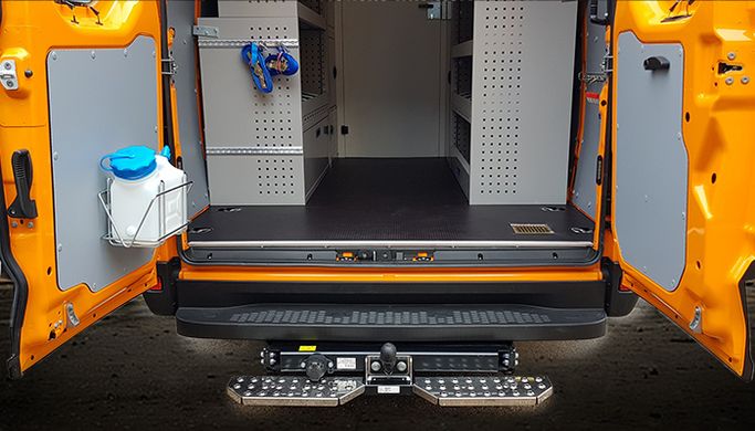 Innenausbau mit Bodenplatte, Seitenverkleidung, Systemregalen und Auftritt zum Laderaum